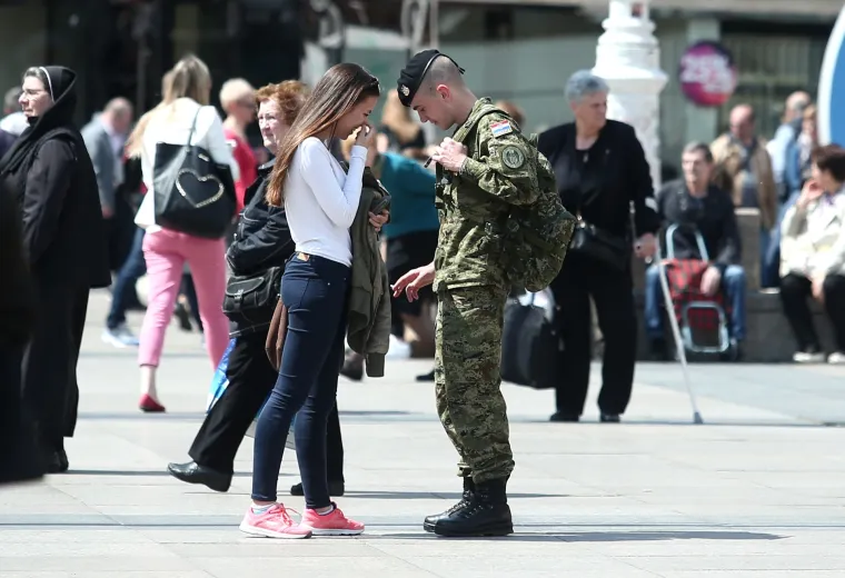 Romantika na zagrebačkom trgu: vojnik i djevojka susret  začinili poljupcem