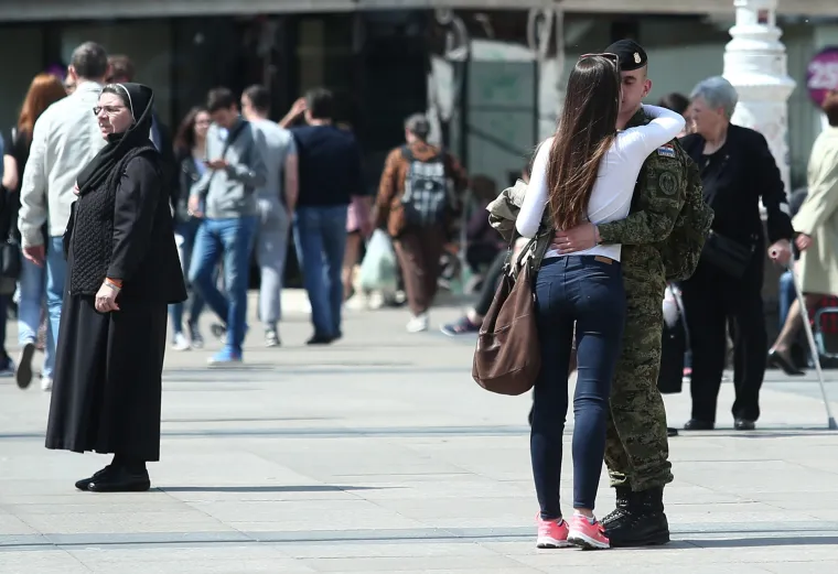 Romantika na zagrebačkom trgu: vojnik i djevojka susret  začinili poljupcem