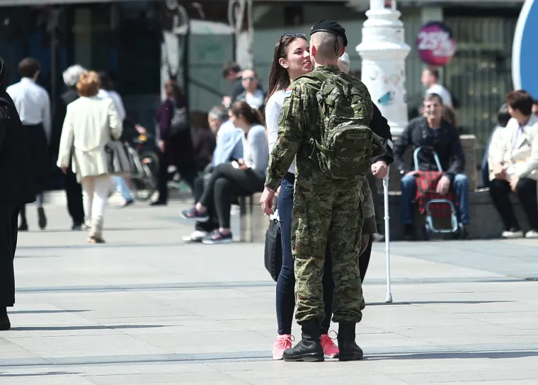 Romantika na zagrebačkom trgu: vojnik i djevojka susret  začinili poljupcem