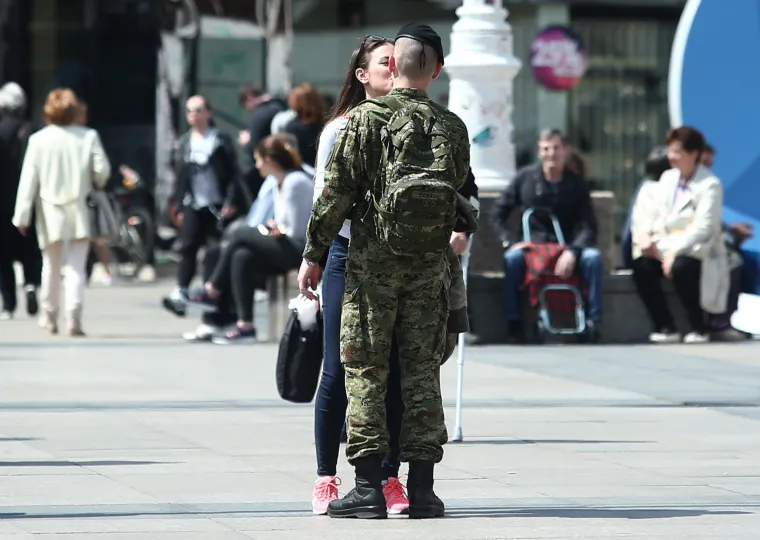 Romantika na zagrebačkom trgu: vojnik i djevojka susret  začinili poljupcem