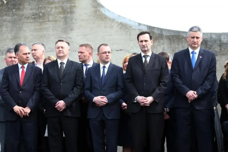 KOMEMORACIJA U JASENOVCU: Državni vrh odao počast žrtvama usta&scaron;kog logora