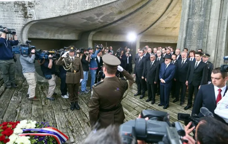 Premijer Tihomir Ore&scaron;ković, predsjednik Sabora Željko Reiner i Branko Lustig u prvom redu