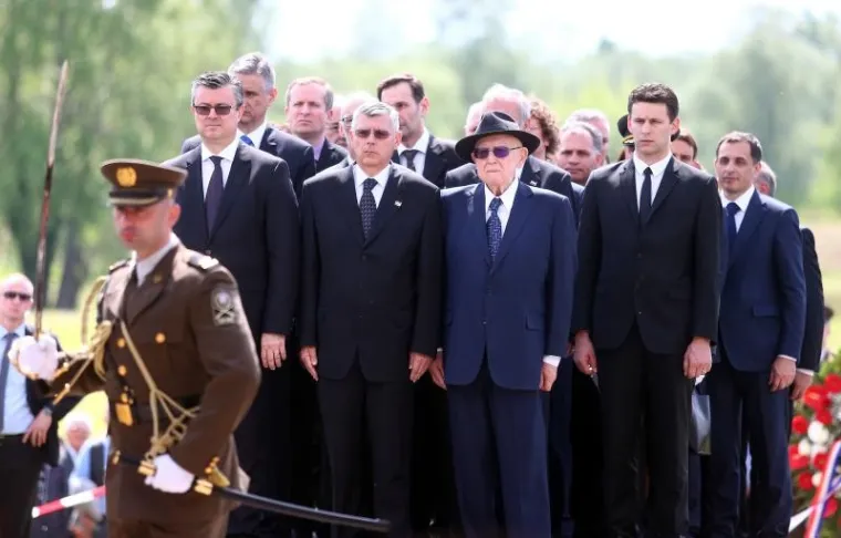 KOMEMORACIJA U JASENOVCU: Državni vrh odao počast žrtvama usta&scaron;kog logora