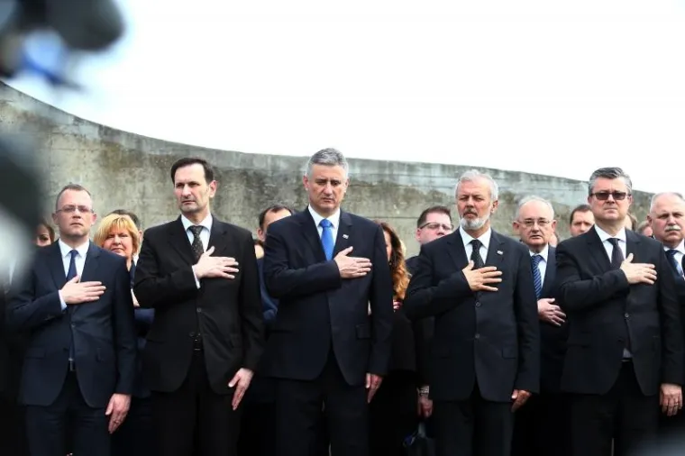 KOMEMORACIJA U JASENOVCU: Državni vrh odao počast žrtvama usta&scaron;kog logora