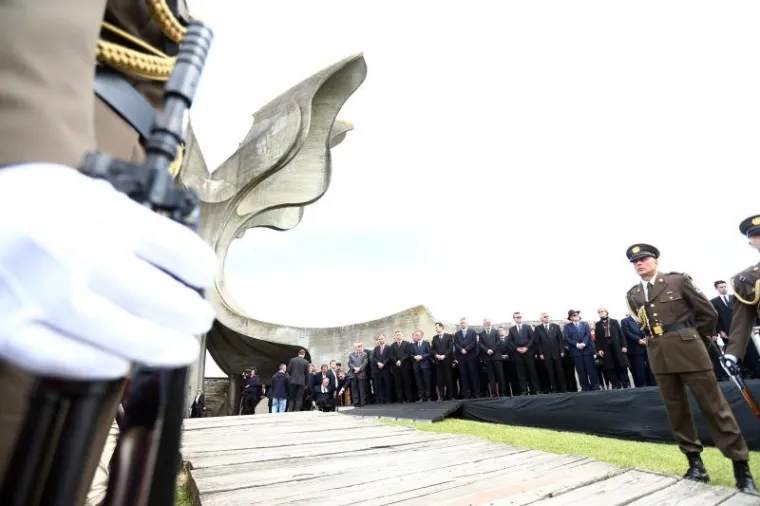 KOMEMORACIJA U JASENOVCU: Državni vrh odao počast žrtvama usta&scaron;kog logora