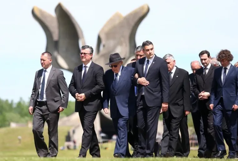 KOMEMORACIJA U JASENOVCU: Državni vrh odao počast žrtvama usta&scaron;kog logora