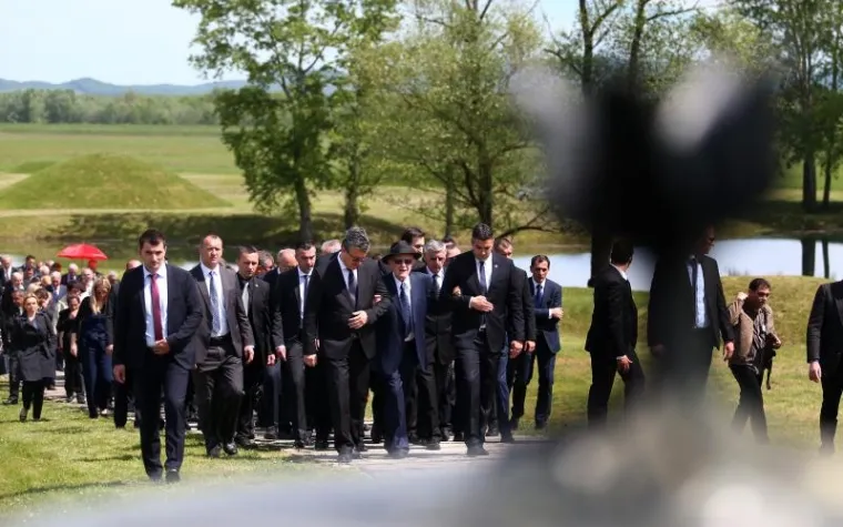 Službena, državna komemoracija žrtvama usta&scaron;koga koncentracijskog logora u spomen na 22. travnja 1945. i proboj 600 logora&scaron;a, od kojih je preživjelo njih stotinjak. Na komemoraciju je dosao gotovo cijeli državni vrh. Kolonom sjećanja od Memorijalnog muzeja u Jasenovcu, minutom &scaron;utnje, čitanjem pisama logora&scaron;a te polaganjem vijenaca i paljenjem svijeća podno spomenika Kameni cvijet odana je počast žrtvama zločinačkog usta&scaron;kog koncentracijskog logora.