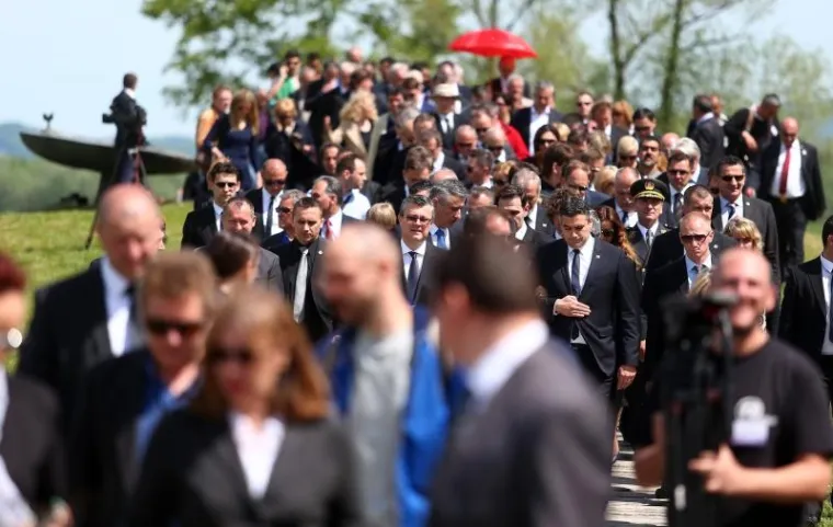 KOMEMORACIJA U JASENOVCU: Državni vrh odao počast žrtvama usta&scaron;kog logora