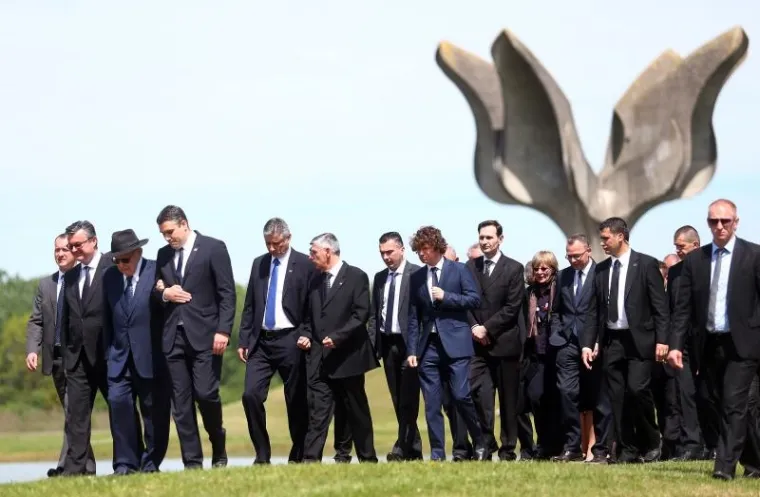 KOMEMORACIJA U JASENOVCU: Državni vrh odao počast žrtvama usta&scaron;kog logora