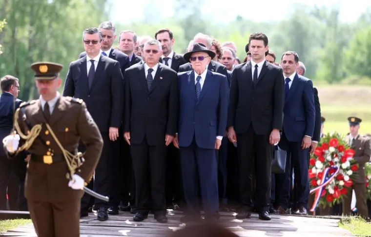 KOMEMORACIJA U JASENOVCU: Državni vrh odao počast žrtvama usta&scaron;kog logora