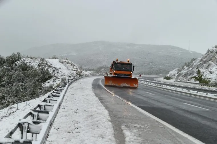 SNIJEG IZNENADIO VOZAČE: Zimske službe čiste autocestu A1