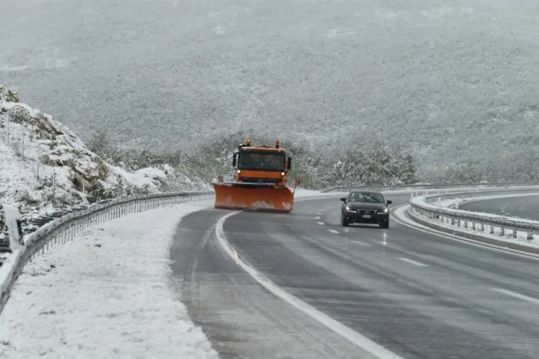SNIJEG IZNENADIO VOZAČE: Zimske službe čiste autocestu A1