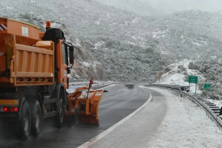 SNIJEG IZNENADIO VOZAČE: Zimske službe čiste autocestu A1