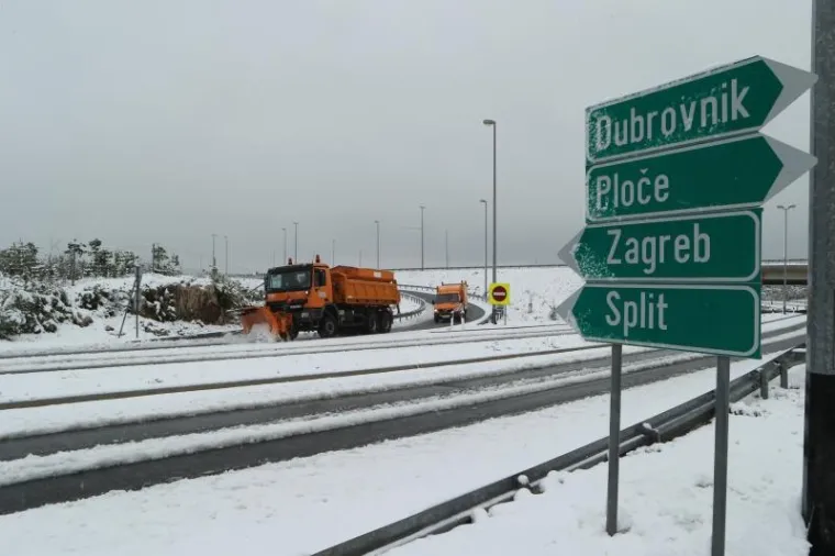 Mnogi vozači ostali su neugodno iznenađeni kada su na autocesti ugledali snijeg koji je zabijelio prometnice u Zabiokovlju.