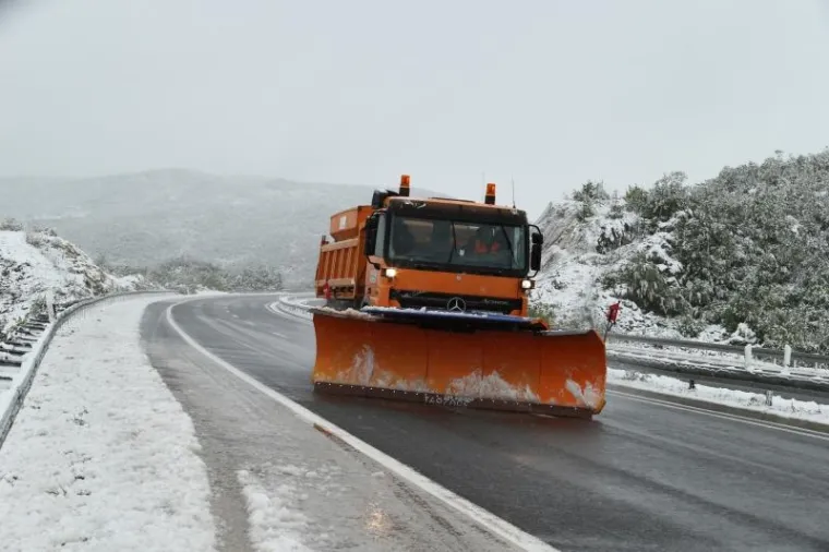 SNIJEG IZNENADIO VOZAČE: Zimske službe čiste autocestu A1