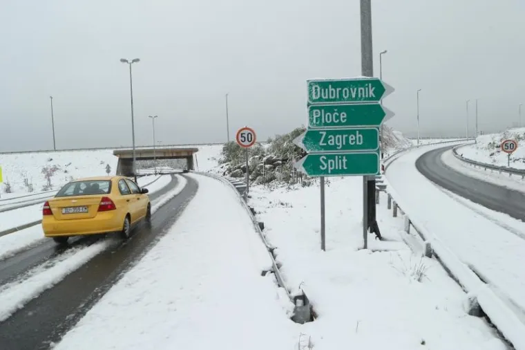 Snijeg ipak nije iznenadio i cestarske službe koje redovito obilaze i čiste autocestu A1.
