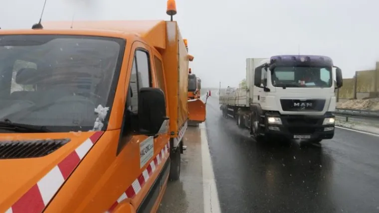 SNIJEG IZNENADIO VOZAČE: Zimske službe čiste autocestu A1