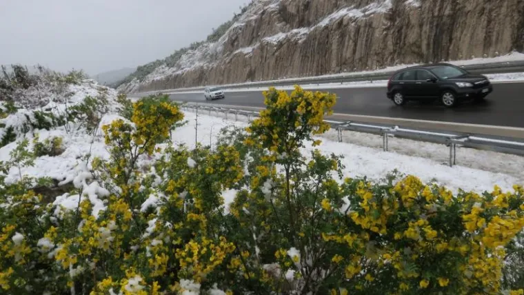 SNIJEG IZNENADIO VOZAČE: Zimske službe čiste autocestu A1