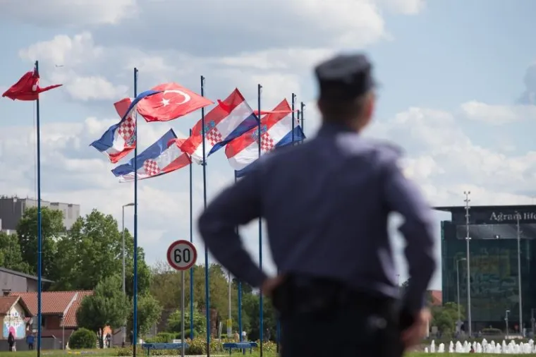 Raskrižje Ulice Grada Vukovara i Hrvatske bratske zajednice bilo je zatvoreno zbog prolaska &scaron;tićene kolone s predsjednikom Turske Recepom Tayyipom Erdoganom. Policija osigurava raskrižje.