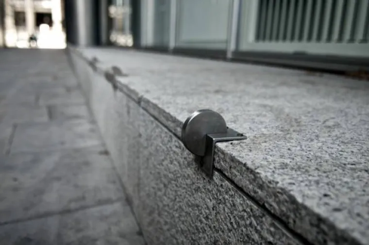 U Londonu se na mnogim mjestima mogu vidjeti sitni metalni predmeti postavljeni na ulicama. Možete li pogoditi koja im je svrha? Pogledajte ih u galeriji pa ako ne uspijete pogoditi, odgovor ćemo vam pružiti na zadnjoj slici.
