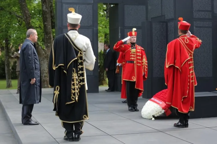 Erdogan je po dolasku u Zagreb položio vijenac na Zidu boli na Mirogoju, a potom se na Pantovčaku sastao s predsjednicom Kolindom Grabar-Kitarović.