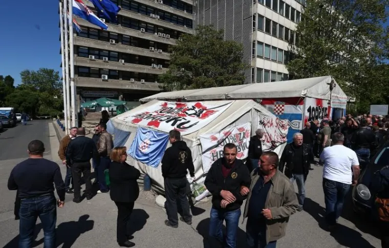 KRAJ PROSVJEDA: Branitelji odlučili ukloniti &scaron;ator ispred Ministarstva branitelja