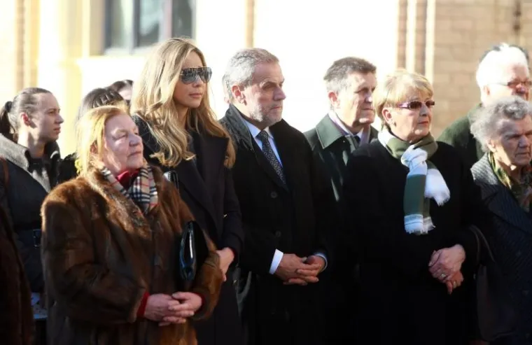 Na sahrani su bila mnoga lica iz javnog života, primjerice gradonaželnik Zagreba Milan Bandić.