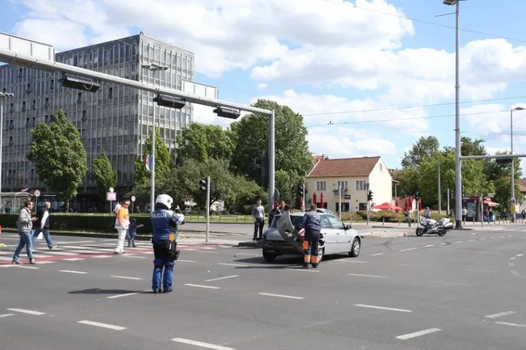 KR&Scaron; I LOM UOČI DOLASKA ERDOGANA: Te&scaron;ka prometna nesreća na križanju u centru