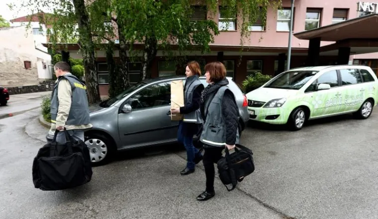 Djelatnici PNUSKOK-a u pretresli su &Scaron;ostarev ured u Zavodu za javno zdrastvo Andrija &Scaron;tampar.  Oko 3 stata trajao je pregled ureda.