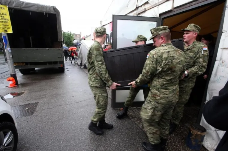 Vojnici pomažu razmontirati šator u Savskoj