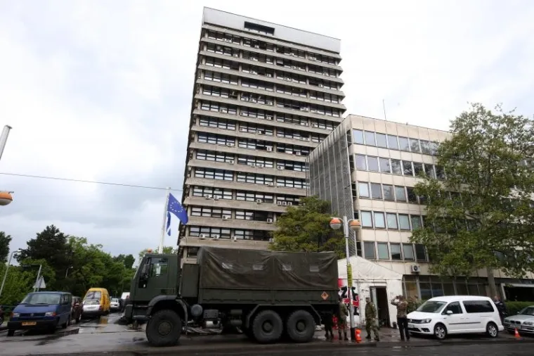 Vojnici pomažu razmontirati šator u Savskoj