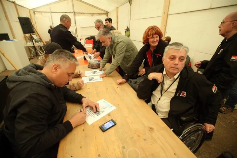 Vojnici pomažu razmontirati šator u Savskoj