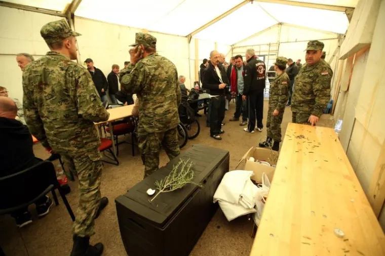 Vojnici pomažu razmontirati šator u Savskoj