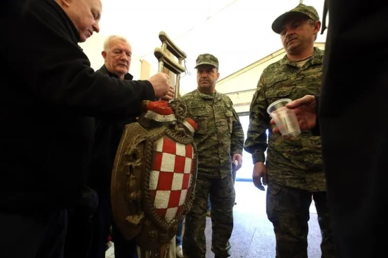 Vojnici pomažu razmontirati šator u Savskoj