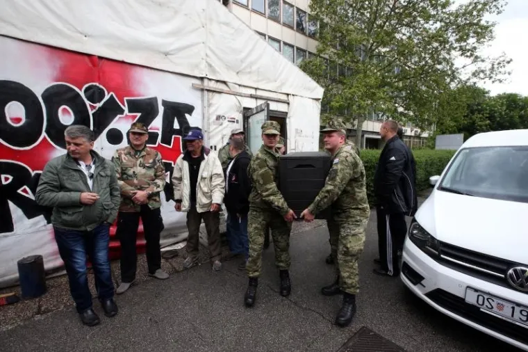 Branitelji, ratni vojni invalidi i ratni veterani koji su prosvjedovali, iznose svoje stvari i inventar, a tijekom dana prosvjednički šator i inventar, odvesti će se u  Vukovar, gdje će se ponovo sastaviti i biti smješten, rekao je branitelj Anđelko Burilo.
