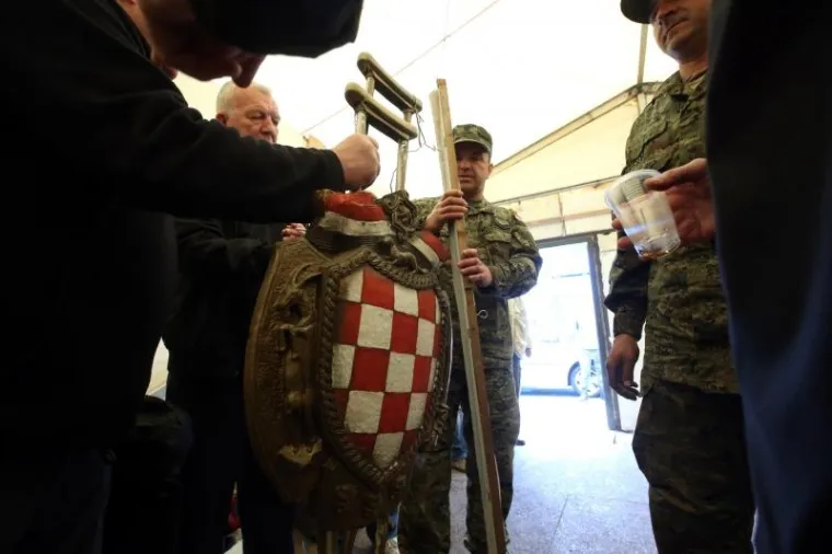 Vojnici pomažu razmontirati šator u Savskoj