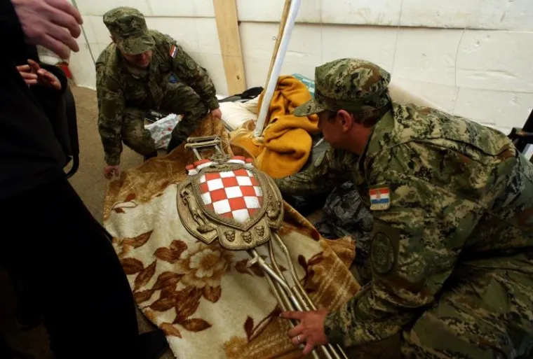 Vojnici pomažu razmontirati &scaron;ator u Savskoj