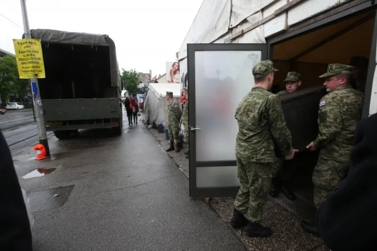 Vojnici pomažu razmontirati &scaron;ator u Savskoj