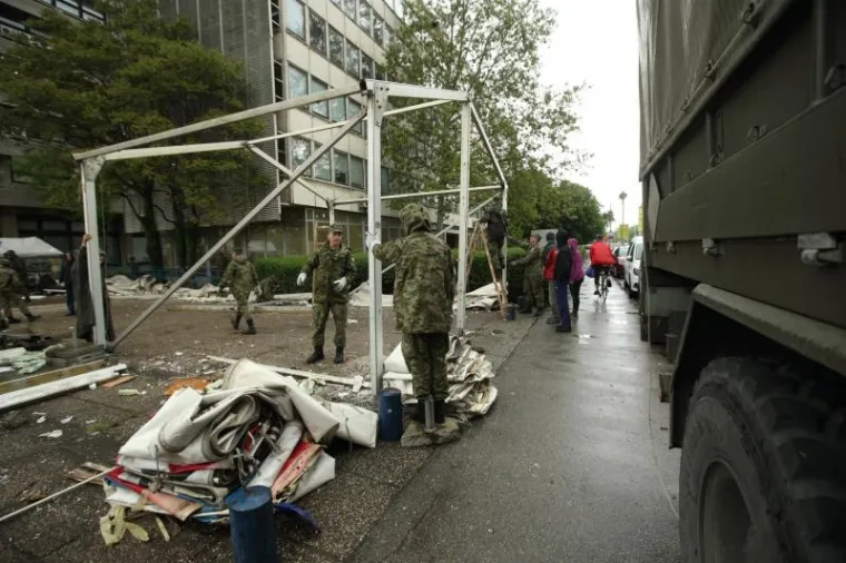 Vojnici pomažu razmontirati &scaron;ator u Savskoj