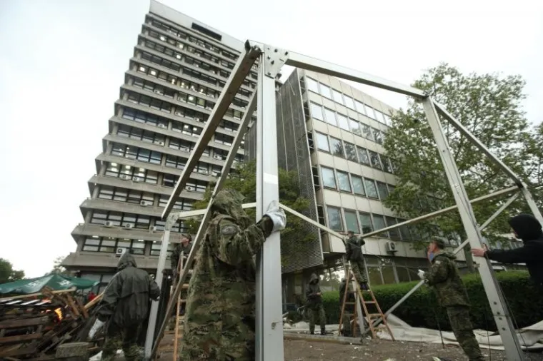 Vojnici pomažu razmontirati &scaron;ator u Savskoj