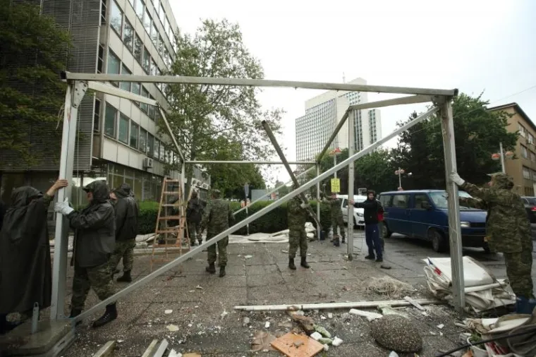 Vojnici pomažu razmontirati &scaron;ator u Savskoj