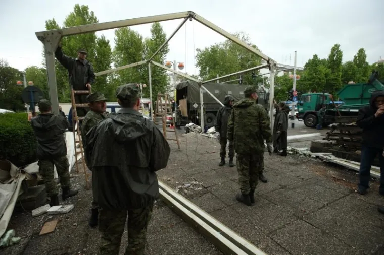 Vojnici pomažu razmontirati &scaron;ator u Savskoj