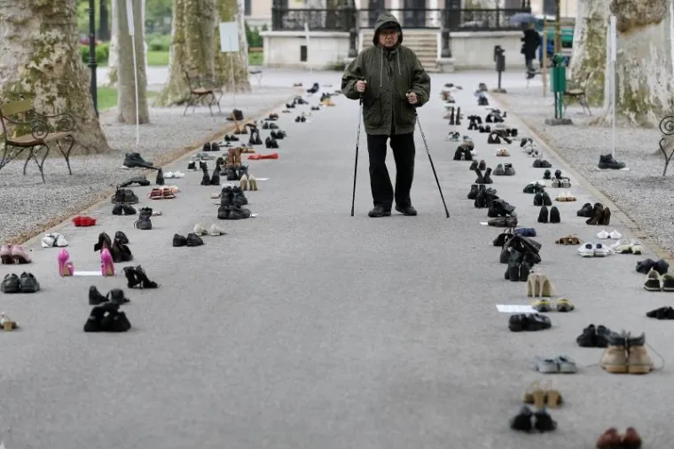 Na Zrinjevcu održan prosvjed i performans 'Reci to cipelama'