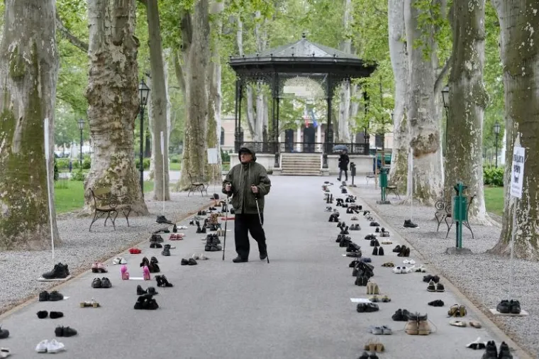 Na Zrinjevcu održan prosvjed i performans 'Reci to cipelama'