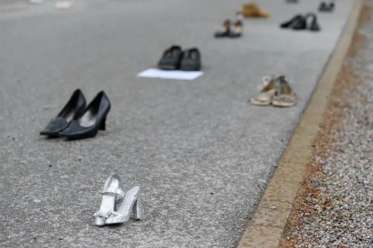 Na Zrinjevcu održan prosvjed i performans 'Reci to cipelama'