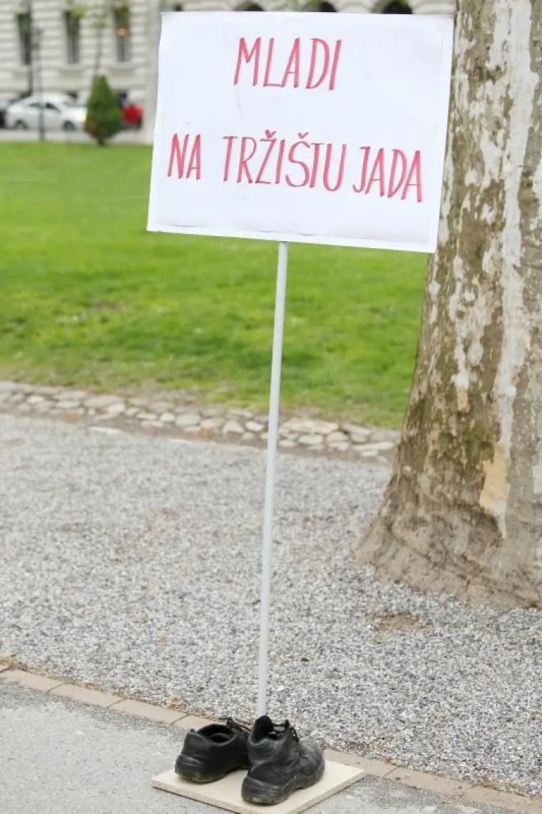 Na Zrinjevcu održan prosvjed i performans 'Reci to cipelama'
