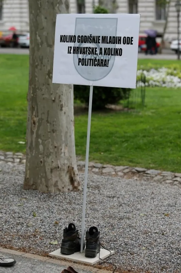 Na Zrinjevcu održan prosvjed i performans 'Reci to cipelama'