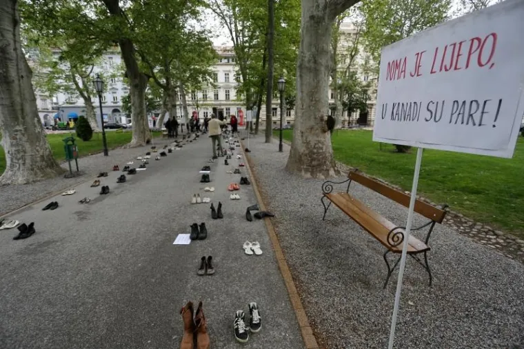 Na Zrinjevcu održan prosvjed i performans 'Reci to cipelama'