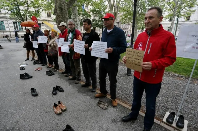 Na Zrinjevcu održan prosvjed i performans 'Reci to cipelama'