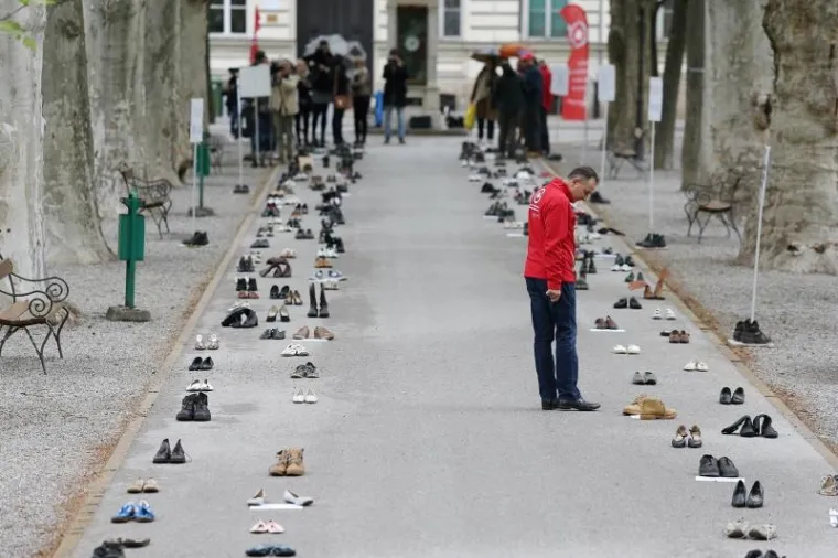 Na Zrinjevcu održan prosvjed i performans 'Reci to cipelama'